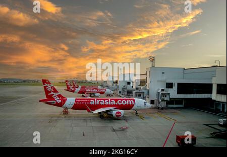 November 17 2022- Bangkok Thailand- Inlandsflüge mit rot lackierten Flugzeugen und dem Sonnenaufgang im Hintergrund Stockfoto