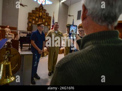 JACKSONVILLE, Florida (Okt. 21, 2022) Chief Naval Aircrewman Operator Chris Murphy, von Crown Point Ind., zugewiesen an Patrol Squadron (VP) 30, posiert für ein Foto auf der Bühne während der Zeremonie des Chief Petty Officers Pinning im Geschäftsjahr 2023, in der St. Edwards Catholic Chapel, an Bord der Naval Air Station Jacksonville, 21. Mai. VP 30 mit Sitz in Jacksonville, Florida, ist das Marine Patrol and Reconnaissance Fleet Replacement Squadron (FRS) der US-Marine. Die Mission von VP 30 besteht darin, maritime Patrouillenflugzeuge P-3C Orion, maritime Patrouillenflugzeuge P-8A Poseidon und MQ-4C Triton Unmanned Aircraft System (UAS) zu liefern Stockfoto