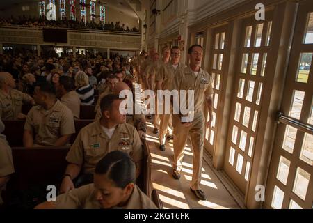 JACKSONVILLE, Florida (Okt. 21, 2022) Matrosen, die Patrol Squadron (VP) 30 zugewiesen wurden, und verschiedene Kommandos, nehmen an der Pinning-Zeremonie des Chief Petty Officers des Fiscal Year 2023 in der St. Edwards Catholic Chapel, an Bord der Naval Air Station Jacksonville, 21. Mai, Teil. VP 30 mit Sitz in Jacksonville, Florida, ist das Marine Patrol and Reconnaissance Fleet Replacement Squadron (FRS) der US-Marine. Die Mission von VP 30 besteht darin, Piloten, Marineflugzeugen P-3C Orion, Marineflugzeuge P-8A Poseidon und MQ-4C Triton Unmanned Aircraft System (UAS) speziell zu Schulen und sich für einen Piloten, Marineflieger und einen Teilnehmer zu befragen Stockfoto