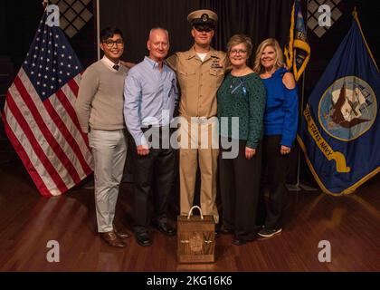 Tyler Waddell, Chief Operations Specialist der US-Marine aus Center City, Minnesota, posiert für ein Foto mit Familie und Freunden während einer Beförderung des Chief Petty Officers in der Coastal Virginia Church, in Norfolk, Virginia, am 21. Oktober 2022. John C. Stennis arbeitet in der Newport News Shipyard zusammen mit NNS, NAVSEA und Auftragnehmern, die Betankung und komplexe Überholung durchführen, als Teil der Mission, das Kriegsschiff wieder in den Kampf zu bringen, pünktlich und im Rahmen des Budgets, um seine Pflicht zur Verteidigung der Vereinigten Staaten wieder aufzunehmen. Stockfoto