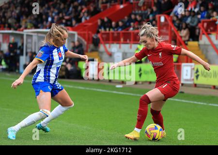 Kayleigh Green von Brighton & Hove Albion Women trifft auf Melissa Lawley von Liverpool Women während des Barclays Women's Super League-Spiels zwischen Brighton und Stockfoto