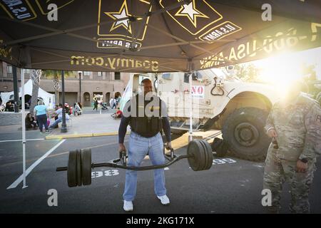 Der stellvertretende Sheriff Kevin Bland gibt dem 260-Pfund-Deadlift am Freitag einen Versuch auf der Army-Ausstellung auf der South Carolina State Fair. Wir möchten uns bei allen bedanken, die an unseren letzten Tagen auf der South Carolina State Fair Zeit mit uns verbracht haben, als die Sonne unterging! Hoffentlich haben alle ein wenig mehr über unser Armeeteam einschließlich des Armeereservats und alle Möglichkeiten, die wir zu bieten haben, erfahren. Wir haben es genossen, mit unserer Gemeinde in South Carolina eine Kameradschaft aufzubauen! Foto der US-Armee von Staff Sgt. Crystal Harlow Stockfoto