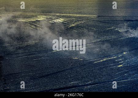 Straßenbau Hintergrund. Frischer Asphalt, Straßenreparatur. Stockfoto