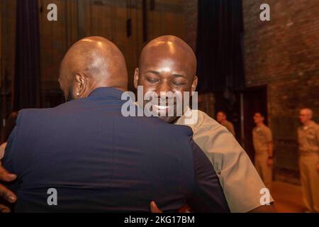 TOLLE SEEN, Il. (Okt 21, 2022) Tray Bynam, Chefberater der Marine aus Phenix City, Alabama, der der Naval Station Great Lakes zugewiesen wurde, umarmt seine Familie während einer Pinning-Zeremonie des Chief Petty Officers. NSGL wurde 1911 eröffnet und ist die größte Trainingsanlage der Marine und das einzige Boot Camp der Marine. Die Anlage liegt auf über 1600 Hektar mit Blick auf den Lake Michigan und umfasst 1.153 Gebäude mit 39 im National Register of Historic Places. NSGL unterstützt über 50 Kommandos und Elemente von Mietern sowie über 20.000 Matrosen, Marineinfanteristen, Soldaten und Zivilpersonen des Verteidigungsministeriums, die auf dem leben und arbeiten Stockfoto