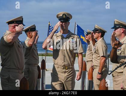 CORONADO, Kalifornien (Okt 21, 2022) Chief Yeoman Johnathan Martin, der dem Naval Special Warfare Tactical Communications Command 1 zugewiesen wurde, begrüßt die Sideboys, während sie zum ersten Mal als Chief Petty Officer während einer Pinning-Zeremonie im Silver Strand Training Complex als Chief Petty Officer an Bord geführt wurden. NSW ist die führende maritime Spezialeinheit der Nation, die in einzigartiger Lage ist, die Reichweite der Flotte zu erweitern und übergreifende Optionen für Marine- und Joint Force-Kommandeure bereitzustellen. Stockfoto