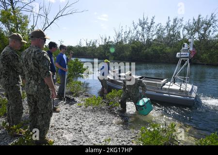 221021-N-DB801-0084 KEY WEST, Florida – (Okt 21, 2022) – Adm Hinten. Doug Sasse, Vizekommandant der Reserve, US-Flotte 4., zweiter von links, und Capt. Chip Wrye, Direktor des Marine Operations Center der US-Flotte 4., warten auf den Auftrag von LT. Sergio Zavala an das Naval Reserve Fleet Readiness Center Jacksonville, Holen Sie ein Objekt vom Global Autonomous Reconnaissance Craft (GARC) ab, das von der Maritime Applied Physics Corporation (MAP-C) gebaut wurde, und liefern Sie es ab, wenn es während des Flottenexperimentierungsprogramms (FLEX) der Marine, das am 21. Oktober 2022 auf der Naval Station Key West, Florida, stattfand, autonom sein Ziel erreicht. FLEX zielt darauf ab Stockfoto