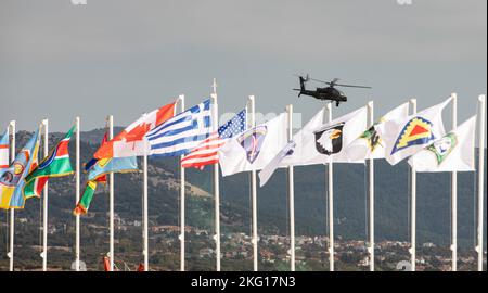 Ein AH-64 Apache Helicopter, der der Hellenic XXV Panzerbrigade zugewiesen ist, führt einen Überflug während des DV Day im Rahmen der Übung Olympic Cooperation am 21. Oktober 2022 im Petrochori Training Area in Griechenland durch. Das Engagement der Vereinigten Staaten für die Verteidigung des NATO-Territoriums ist eifrig, und die Vereinigten Staaten werden unsere Haltung zur besseren Verteidigung unserer NATO-Verbündeten weiter stärken. (Fotos der US-Armee von Stabsleiter Malcolm Cohens-Ashley, 2. Brigade Combat Team Public Affairs.) 101. Luftlandedivision, EUCOM, StrongerTogether, VCorps, Europaunterstützung 2022, Stockfoto
