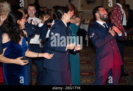 Team Dover Airmen lachen beim Tanzen beim Air Force Ball in Dover, Delaware, 21. Oktober 2022. Der Air Force Ball feierte das 75.-jährige Bestehen der US Air Force. Stockfoto