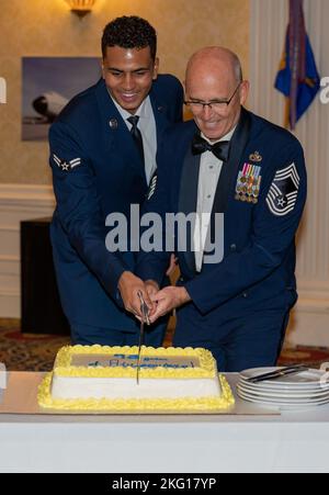 Flieger 1. Klasse Michael Bullock, links, 436. Auszubildender der Zivilingenieur-Geschwader und Chief Master Sgt. Skip Ford, Senior der 512. Aircraft Maintenance Squadron, hat beim Air Force Ball in Dover, Delaware, am 21. Oktober 2022 den Kuchen geschnitten. Der 75.-jährige Air Force Ball feierte die Gründung der US Air Force. Stockfoto