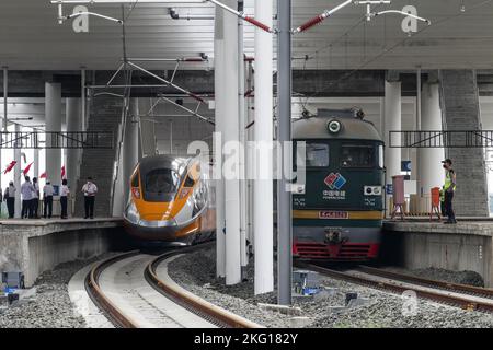 16. November 2022, Bandung, West Java, Indonesien: Der Jakarta Bandung Hochgeschwindigkeitszug (KCJB) oder Comprehensive Inspection Train (CIT) wurde während dynamischer Versuche am Jakarta-Bandung Hochgeschwindigkeitsbahnhof in Tegalluar gesehen. Präsident Joko Widodo und der chinesische Präsident Xi Jinping beobachten online den dynamischen Testprozess des 15 km langen Jakarta Bandung Hochgeschwindigkeitszuges mit einer begrenzten Geschwindigkeit von 80 km/h während des Gipfeltreffens G20 in Bali. (Foto von Algi Febri Sugita/Aflo) Stockfoto