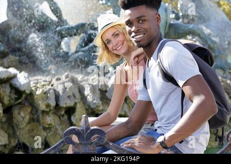 Schöne diverse junges Paar auf Urlaub Stockfoto