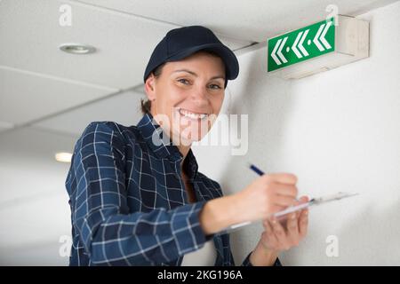 Lächelnde Frau Baumeister hält Zwischenablage Stockfoto