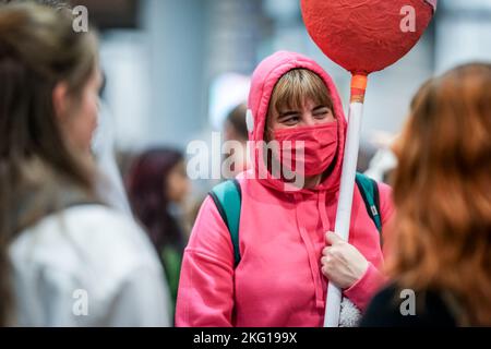 Utrecht, Niederlande. 19.. November 2022. Cosplayer im Jaarbeurs Utrecht, am 19. November 2022 während der Dutch Comic Con Winter Edition, in Utrecht, Niederlande. Cosplayer und Besucher von Comic con haben an diesem Wochenende die Jaarbeurs für eines der größten Comic-Con-Events in den Niederlanden übernommen. Von einzelnen Cosplayern bis hin zu großen Gruppen und allen Arten von Ständen und Prominenten. An der Dutch Comic Con nahmen Tausende Teil. (Foto von Oscar Brak/NurPhoto)0 Quelle: NurPhoto/Alamy Live News Stockfoto