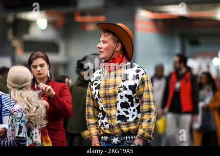 Utrecht, Niederlande. 19.. November 2022. Cosplayer im Jaarbeurs Utrecht, am 19. November 2022 während der Dutch Comic Con Winter Edition, in Utrecht, Niederlande. Cosplayer und Besucher von Comic con haben an diesem Wochenende die Jaarbeurs für eines der größten Comic-Con-Events in den Niederlanden übernommen. Von einzelnen Cosplayern bis hin zu großen Gruppen und allen Arten von Ständen und Prominenten. An der Dutch Comic Con nahmen Tausende Teil. (Foto von Oscar Brak/NurPhoto)0 Quelle: NurPhoto/Alamy Live News Stockfoto