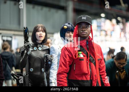 Utrecht, Niederlande. 19.. November 2022. Cosplayer im Jaarbeurs Utrecht, am 19. November 2022 während der Dutch Comic Con Winter Edition, in Utrecht, Niederlande. Cosplayer und Besucher von Comic con haben an diesem Wochenende die Jaarbeurs für eines der größten Comic-Con-Events in den Niederlanden übernommen. Von einzelnen Cosplayern bis hin zu großen Gruppen und allen Arten von Ständen und Prominenten. An der Dutch Comic Con nahmen Tausende Teil. (Foto von Oscar Brak/NurPhoto)0 Quelle: NurPhoto/Alamy Live News Stockfoto