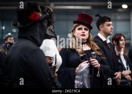 Utrecht, Niederlande. 19.. November 2022. Cosplayer im Jaarbeurs Utrecht, am 19. November 2022 während der Dutch Comic Con Winter Edition, in Utrecht, Niederlande. Cosplayer und Besucher von Comic con haben an diesem Wochenende die Jaarbeurs für eines der größten Comic-Con-Events in den Niederlanden übernommen. Von einzelnen Cosplayern bis hin zu großen Gruppen und allen Arten von Ständen und Prominenten. An der Dutch Comic Con nahmen Tausende Teil. (Foto von Oscar Brak/NurPhoto)0 Quelle: NurPhoto/Alamy Live News Stockfoto