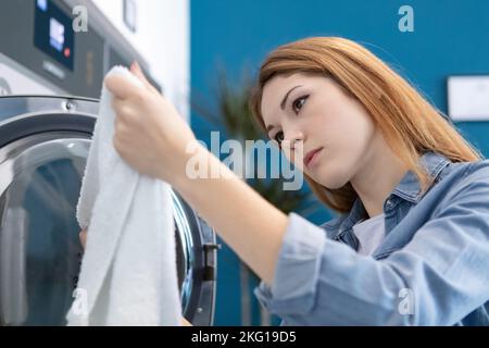 Unglückliches Mädchen, das schmutzige Tücher ansieht Stockfoto