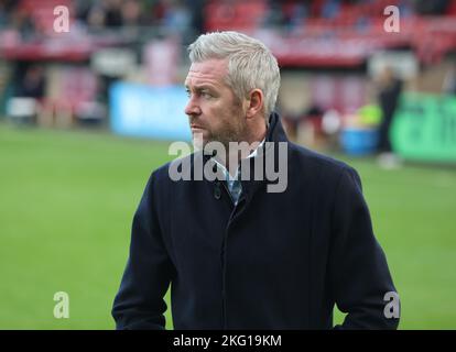 DAGENHAM ENGLAND - NOVEMBER 20 : Willie Kirk, Managerin der Leicester City Women, während des Vormatchwarmer während des Barclays Women's Super League-Spiels Stockfoto