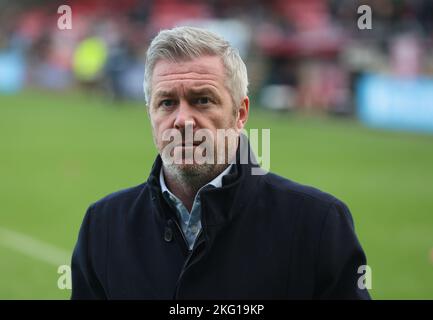 DAGENHAM ENGLAND - NOVEMBER 20 : Willie Kirk, Managerin der Leicester City Women, während des Vormatchwarmer während des Barclays Women's Super League-Spiels Stockfoto