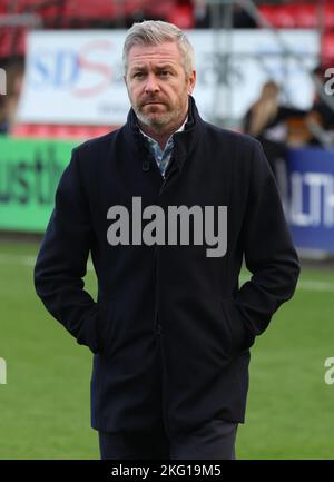 DAGENHAM ENGLAND - NOVEMBER 20 : Willie Kirk, Managerin der Leicester City Women, während des Vormatchwarmer während des Barclays Women's Super League-Spiels Stockfoto