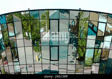 Glasfassade der ehemaligen schön Klinik Fürth, auch bekannt als Kaffeetasse. Die Klinikgruppe schloss den Standort im Oktober 2020. Stockfoto