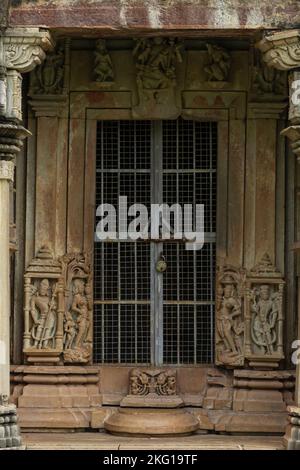 Geschnitzte Skulpturen auf dem Ashtamata Tempel auch bekannt als der Mahishamardini Tempel sanctum Tür, Baroli, Rawatbhata, Rajasthan, Indien. Stockfoto