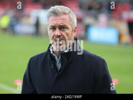 DAGENHAM ENGLAND - NOVEMBER 20 : Willie Kirk, Managerin der Leicester City Women, während des Vormatchwarmer während des Barclays Women's Super League-Spiels Stockfoto