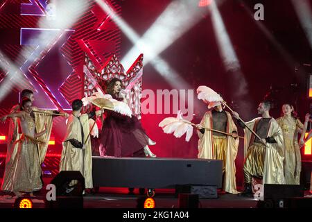 Doha, Katar. 19.. November 2022. Mariam Fares tritt beim ersten Festival beim FIFA Fan Festival am 18. November 2022 in Doha, Katar, auf. (Foto von Ayman Aref/NurPhoto) Quelle: NurPhoto/Alamy Live News Stockfoto