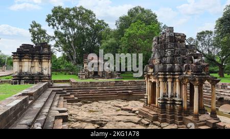 Blick auf den Shiva-Tempel und andere zerstörte Tempel auf dem Campus des Baroli-Tempelkomplexes, Baroli, Rawatbhata, Rajasthan, Indien. Stockfoto