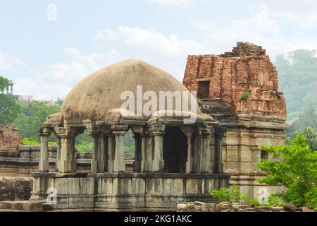 Blick auf den zerstörten Jain-Tempel auf dem Campus des Kumbhalgarh Fort, Rajasthan, Indien. Es gibt 350 Jain Tempel in dem Komplex Stockfoto