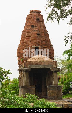 Blick auf den zerstörten Jain-Tempel auf dem Campus des Kumbhalgarh Fort, Rajasthan, Indien. Es gibt 350 Jain Tempel in dem Komplex Stockfoto