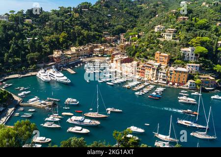 Der wunderschöne Hafen von Portofino mit seinen Anwesen, die sich um einen gepflasterten Platz versammelt haben. Ligurien Norditalien. September 2022 Stockfoto