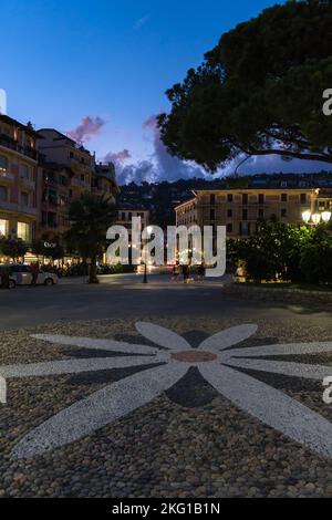 Nachtsicht über eine Kopfsteinpflasterblume in Richtung Piazza Vittorio Veneto, Santa Margherita Ligure Norditalien. September 2022 Stockfoto