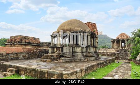 Ruined Jain Temple of Kumbhalgarh Fort Campus, Rajasthan, Indien. Stockfoto