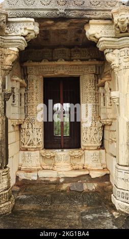 Geschnitzte Säule und Eingang des Golerao Tempel, erbaut 16. Jahrhundert Tempel, Kumbhalgarh Fort, Rajasthan, Indien. Stockfoto