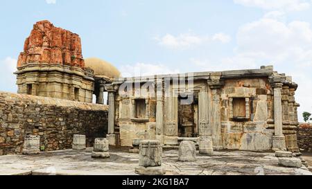 Sehen Sie die ruinierten Jain-Tempel auf dem Campus des Kumbhalgarh Fort, Rajasthan, Indien. Stockfoto