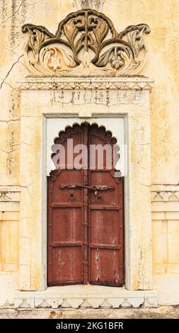 Geschlossenes Tor des Palastes in Kumbhalgarh Fort, Rajasthan, Indien. Stockfoto