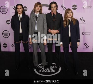 Los Angeles, USA. 20.. November 2022. (L-R) Måneskin - Ethan Torchio, Thomas Raggi, Damiano David und Victoria De Angelis kommen zu den American Music Awards 2022, die am Sonntag, dem 20. November 2022, im Microsoft Theatre in Los Angeles, CA, abgehalten werden. (Foto: Sthanlee B. Mirador/Sipa USA) Quelle: SIPA USA/Alamy Live News Stockfoto