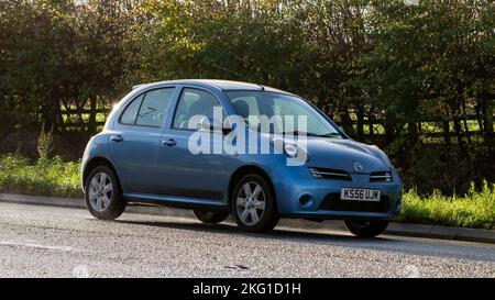 2007 blaues Nissan Micra Kleinauto Stockfoto