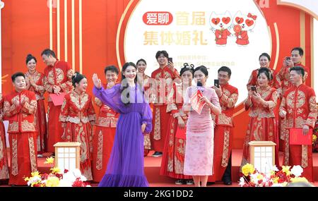 Die Hongkonger Schauspielerin und Cantopop-Sängerin Cecilia Cheung nahm am 20. November 2022 an einer Gruppenhochzeit in Shenzhen, der südchinesischen Provinz Guangdong, Teil. (Foto von ChinaImages/Sipa USA)