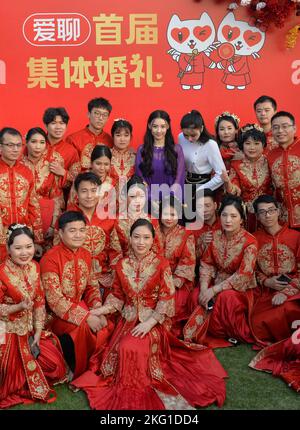 Die Hongkonger Schauspielerin und Cantopop-Sängerin Cecilia Cheung nahm am 20. November 2022 an einer Gruppenhochzeit in Shenzhen, der südchinesischen Provinz Guangdong, Teil. (Foto von ChinaImages/Sipa USA)