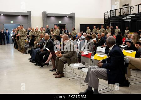 Aktuelle und ehemalige Dienstmitglieder der Maryland National Guard stehen während der Umbenennungs- und Bandschneidezeremonie für das Maj. General Linda L. Singh Readiness Center in Eldersburg, Maryland, am 22. Oktober 2022. Das neue Readiness Center unterstützt die 200. Military Police Company der Maryland Army National Guard und die 729. Quartermaster Company. Stockfoto