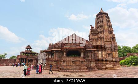 INDIEN, RAJASTHAN, CHITTORGARH, Juli 2022, Anhänger am Mahadeva Tempel, Menal, Seitenansicht Stockfoto