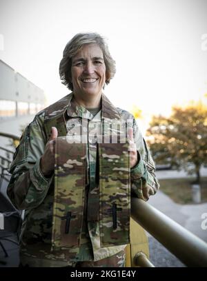 Kaplan (Lt. Kol.) Martha Kester lächelt nach Abschluss der Stola-Zeremonie am 22. Oktober 2022 im Joint Force Headquarter in Johnston, Iowa, für ein Foto. Kester, neben Kaplan (LT. Kol.) Heather Simon, hat gemeinsam Geschichte geschrieben, indem sie die ersten Frauen wurde, die als Staattschapläne sowohl in ihren Staaten als auch im Land dienen. Kester wird der Nationalgarde von Iowa dienen, während Simon der Nationalgarde von New Jersey dienen wird. Die Übergabe der Stola erinnert alle Militärseelsorger an ihre Berufung und ihre pastorale Verantwortung, den Dienstmitgliedern und religiöse Unterstützung zu leisten Stockfoto