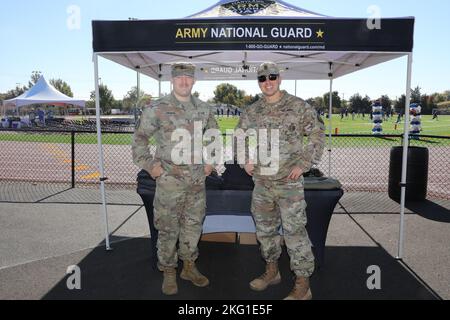 Sgt. 1. Klasse Christopher Smith, ein Sektionsleiter beim Rekrutierungs- und Retention-Bataillon der Maryland Army National Guard, rechts, und Staff Sgt. Matthew Travis, ein nicht beauftragter Beamter mit Rekrutierung und Bindung und demselben Bataillon, posiert für ein Foto außerhalb der Rennstrecke der Kent Island High School in Stevensville, Maryland, am 22. Oktober 2022. KIHS feierte seine Heimkehr mit einem Fußballspiel gegen die James M. Bennett High School. Stockfoto