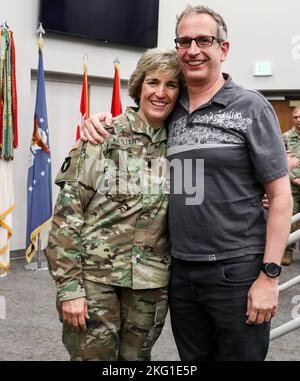 Kaplan (Lt. Kol.) Martha Kester lächelt mit ihrem Bruder nach der Stola-Zeremonie am 22. Oktober 2022 im Joint Force Headquarter in Johnston, Iowa. Kester, neben Kaplan (LT. Kol.) Heather Simon, hat gemeinsam Geschichte geschrieben, indem sie die ersten Frauen wurde, die als Staattschapläne sowohl in ihren Staaten als auch im Land dienen. Kester wird der Nationalgarde von Iowa dienen, während Simon der Nationalgarde von New Jersey dienen wird. Die Übergabe der Stola erinnert alle Militärseelsorger an ihre Berufung und ihre pastorale Verantwortung, den Dienstmitgliedern und f religiöse Unterstützung zu leisten Stockfoto