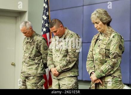 Kaplan (Lt. Kol.) Martha Kester betet, während am 22. Oktober 2022 im Joint Force Headquarter in Johnston, Iowa, eine Anrufung vorgelesen wird. Kester, neben Kaplan (LT. Kol.) Heather Simon, hat gemeinsam Geschichte geschrieben, indem sie die ersten Frauen wurde, die als Staattschapläne sowohl in ihren Staaten als auch im Land dienen. Kester wird der Nationalgarde von Iowa dienen, während Simon der Nationalgarde von New Jersey dienen wird. Die Übergabe der Stola erinnert alle Militärseelsorger an ihre Berufung und ihre pastorale Verantwortung, den Dienstmitgliedern eine religiöse Unterstützung zu gewähren Stockfoto