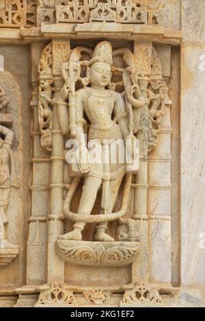 Geschnitzte Skulptur der Gottheit auf der Chaturmukha Mandir, Ranakpur Jain Tempel, Rajasthan, Indien. Stockfoto