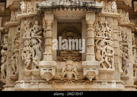 Skulptur von Lord Mahavir und Tänzern auf Chaturmukha Mandir, Ranakpur Jain Temple, Rajasthan, Indien. Stockfoto