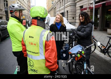 21. November 2022, Berlin: Bettina Jarasch (r, Bündnis 90/die Grünen), Senatorin für Umwelt, Verkehr, Klima und Verbraucherschutz, Und Almut Neumann (Bündnis 90/die Grünen), Bezirksrat für Ordnung, Umwelt, Natur, Straßen und Grünflächen in Berlin-Mitte, spricht bei der Eröffnung der neuen Fahrradstraße in der Charlottenstraße zwischen unter den Linden und der Leipziger Straße mit Radfahrern. Auf dem Straßenabschnitt beim Gendarmenmarkt weisen Markierungen, Schilder und Piktogramme darauf hin, dass der Kraftfahrzeugverkehr künftig nur noch für Anwohner zugelassen wird. Foto: Bernd von Jutrczenka/dpa Stockfoto